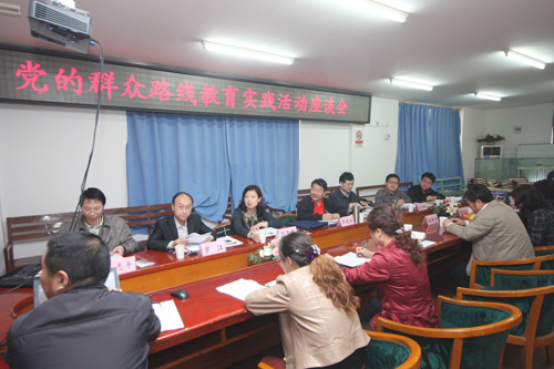  /></p><p><span style=font-size:16px;>   </span></p><p><span style=font-size: 16px;>    4月1日下午,，市委第一督導(dǎo)組組長萬曉云一行來到我院，調(diào)研指導(dǎo)教育實踐活動開展情況,。市委第一督導(dǎo)組成員高芳斌,、萬頃，市衛(wèi)生局活動領(lǐng)導(dǎo)小組副組長陳天鵬,、活動辦副主任彭雪琴,、活動辦成員羅江、王志平陪同調(diào)研,。院領(lǐng)導(dǎo)崔維奇,、孫太平、吳麗萍等參加了調(diào)研座談會,。</span></p><p align=left><span style=font-size: 16px;>    督導(dǎo)組一行先后來到醫(yī)院門診大廳、投訴中心,、住院部乳腺一科走訪醫(yī)務(wù)人員及患者,，了解醫(yī)院開展教育實踐活動情況。隨后召開了調(diào)研座談會,，醫(yī)院黨委書記孫太平向督導(dǎo)組一行匯報了醫(yī)院開展教育實踐活動的具體做法與創(chuàng)新工作,。</span></p><p align=left><span style=font-size: 16px;>    萬曉云、陳天鵬對醫(yī)院教育實踐活動給予了充分肯定,。陳天鵬指出,，醫(yī)院要緊緊圍繞“為民務(wù)實清廉”這一活動主題，深入開展“百名醫(yī)生進社區(qū)”活動,，不斷創(chuàng)新服務(wù)路徑,、優(yōu)化服務(wù)流程，以務(wù)實的工作作風(fēng)提高醫(yī)院?？平ㄔO(shè)水平,，為開創(chuàng)醫(yī)院一院兩區(qū)格局、服務(wù)群眾健康作好準(zhǔn)備,。</span></p><p align=left><span style=font-size: 16px;>    調(diào)研組一行還在醫(yī)院召開了部分行政職能科室及臨床一線工作人員參加的座談會,，聽取意見建議。</span></p><p><span style=font-size: 16px;> </span></p><p align=left><span style=font-size:16px;></span></p><p><span style=font-size:16px;> </span></p><p><span style=font-size:16px;> </span></p></p>
    </div>
	        </div>
    </div>
	<!--底部-->
	<style>
#_ideConac{position:absolute;top:0;left:0;}
</style>
<div   id=