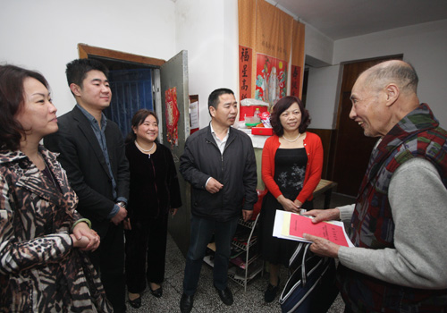 /></span></p><p><span style=font-size:16px;>    </span></p><p>    <span style=font-size: 16px;>4月4日下午,，我院黨委書記孫太平的帶領(lǐng)下，院紀(jì)檢書記吳麗,、離退休黨支部掛點(diǎn)領(lǐng)導(dǎo)豐亮副院長(zhǎng),、黨辦主任楊靜月等一行5人來到醫(yī)院離退休老黨員韓數(shù)芝、王惠文家中送學(xué)上門,。</span></p><p><span style=font-size: 16px;>    醫(yī)院領(lǐng)導(dǎo)為2位老黨員送上了《論群眾路線——重要論述摘編》,、《厲行節(jié)約能反對(duì)浪費(fèi)——重要論述摘編》等群眾路線教育實(shí)踐活動(dòng)學(xué)習(xí)資料及學(xué)習(xí)本，并講述了中央開展此項(xiàng)活動(dòng)的目的和意義,。韓數(shù)芝,、王惠文2位黨員今年都已經(jīng)80多歲，行動(dòng)不便,，接到醫(yī)院領(lǐng)導(dǎo)送上的資料后十分激動(dòng),，十分感謝黨對(duì)他們的關(guān)心，專門為他們送學(xué)上門,，他們說*定會(huì)好好學(xué)習(xí),，繼續(xù)關(guān)心黨，關(guān)心支部活動(dòng),。同時(shí),，醫(yī)院*導(dǎo)還聽取2位老黨員在醫(yī)院開展黨的群眾路線教育實(shí)踐活動(dòng)意見。</span></p><p><span style=font-family: 'Times New Roman'; font-size: 16px;> </span></p><p><span style=font-size:16px;></span></p><p><span style=font-family:Times New Roman;font-size:16px;> </span></p></p>
    </div>
	        </div>
    </div>
	<!--底部-->
	<style>
#_ideConac{position:absolute;top:0;left:0;}
</style>
<div   id=