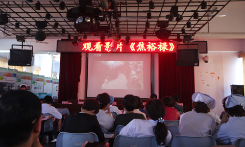  /></p><p>     </p><p>    為深入學(xué)習(xí)貫徹習(xí)近平總書記在河南蘭考調(diào)研指導(dǎo)黨的群眾路線教育實(shí)踐活動(dòng)時(shí)的重要講話精神，推進(jìn)教育實(shí)踐活動(dòng)深入開展，4月10日下午,，我院組織了全體中層干部及黨員代表200余人觀看電影《焦裕祿》。</p><p>    影片《焦裕祿》再現(xiàn)了50年前焦裕祿在蘭考縣工作一年零三個(gè)月的事跡,。他任蘭考縣縣委書記期間深入基層，訪貧問苦,，帶領(lǐng)全縣干部群眾一起與自然災(zāi)害進(jìn)行頑強(qiáng)斗爭(zhēng),，改善當(dāng)?shù)厝罕娚睢,？粗y幕上焦裕祿在蘭考縣一風(fēng)沙,、冒雨雪帶領(lǐng)全縣干部群眾抗擊自然災(zāi)害，最終因病倒下的場(chǎng)景,，在座的干部黨員無不為之動(dòng)容落淚,。</p><p>    影片播放結(jié)束后，院黨委書記孫太平說,，教育實(shí)踐活動(dòng)的主題與焦裕祿精神是高度契合,，要把學(xué)習(xí)弘揚(yáng)焦裕祿精神作為一條紅線貫穿活動(dòng)始終，做到深學(xué),、細(xì)照、篤行,。他號(hào)召全體干部黨員學(xué)習(xí)弘揚(yáng)焦裕祿同志的公仆情懷,、求實(shí)作風(fēng)和“任何時(shí)候都不搞特殊化”的道德情操。他提出,，要把焦裕祿精神作為一面鏡子,，從里到外、從上到下反復(fù)照*照自己,，深入查擺自己在思想境界,、素質(zhì)能力、作風(fēng)形象等方面存在的問題和不足,，努力向焦裕祿同志看齊,，努力做焦裕祿式的好黨員、好干部,。</p><p>    醫(yī)院院長(zhǎng)崔維奇隨后指出,，各級(jí)領(lǐng)導(dǎo)干部要把焦裕祿作為立身立行立言立德的標(biāo)桿和榜樣,，踐行“三嚴(yán)三實(shí)”要求，進(jìn)一步查找思想上,、作風(fēng)上的差距,，查找整改工作中的問題和不足，從嚴(yán)從實(shí)推進(jìn)深化整改,。要牢記民心與民生,，時(shí)刻把百姓冷暖憂樂放在心頭，擅于應(yīng)用我黨的“三大法寶”為群眾謀利益,，始終在思想上,、政治上、作風(fēng)上保持先進(jìn)性和純潔性,。</p><p>隨后,，醫(yī)院召開了“2014年南昌市第三醫(yī)院紀(jì)檢監(jiān)查暨糾風(fēng)工作會(huì)議”。院紀(jì)檢書記吳麗萍作了2013年醫(yī)院紀(jì)紀(jì)檢監(jiān)查暨糾風(fēng)工作報(bào)告,，部署了醫(yī)院2014年紀(jì)檢監(jiān)察和糾風(fēng)工作,。她號(hào)召全體黨員干部以焦裕祿精神為鏡，深入查擺思想境界等方面存在的問題和不足,，要把自己擺進(jìn)去,，始終繃緊黨風(fēng)廉政建設(shè)這根弦，深入查擺,，勇于剖析,，大力整改，切實(shí)解決“四風(fēng)”方面的問題,，醫(yī)院對(duì)收受“紅包”,、“回扣”、不合理用藥,、商業(yè)賄賂等*系列損害群眾利益的案件*律嚴(yán)懲不貸,。</p><p></p></p>
    </div>
	        </div>
    </div>
	<!--底部-->
	<style>
#_ideConac{position:absolute;top:0;left:0;}
</style>
<div   id=